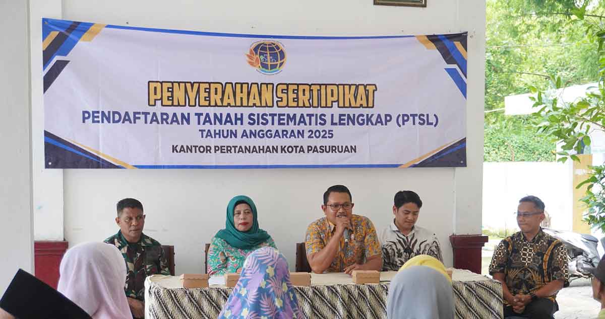 Penyerahan sertifikat elektronik hasil program PTSL Kantah Kota Pasuruan ke warga di Kelurahan Pohjentrek.
