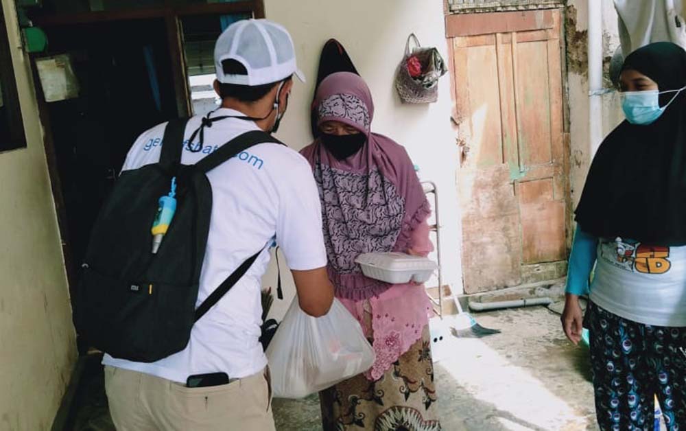Komunitas Gekrafs membagikan puluhan sembako kepada warga di Kelurahan Sidomulyo Kecamatan Bumiaji Kota Batu.