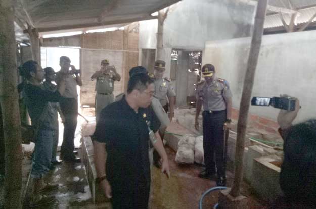 Kapolres bersama Dandim dan Kajari saat meninjau lokasi penggerebekan. foto: GUNAWAN/ BANGSAONLINE