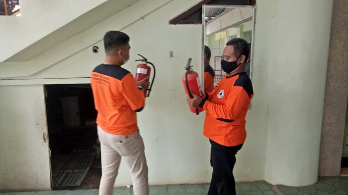 FRPB dan RAPI Pamekasan Ganti APAR Kedaluwarsa Masjid Agung Asy-Shuhada