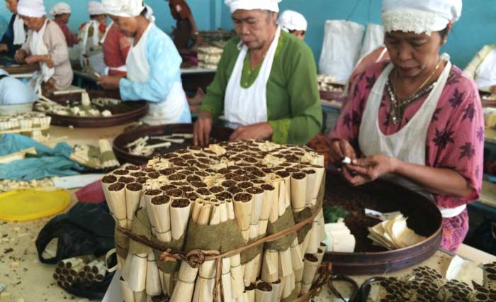 Buruh linting rokok klobot ikut resah seiring dengan rencana kenaikkan harga rokok.