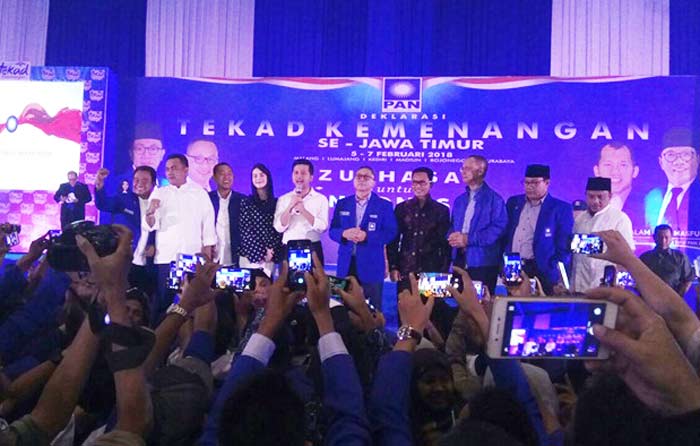 KONSOLIDASI: Ketua Umum DPP PAN Zulkifli Hasan bersama Emil Dardak yang didukung PAN di Jatim Expo, Surabaya, Rabu (7/2)