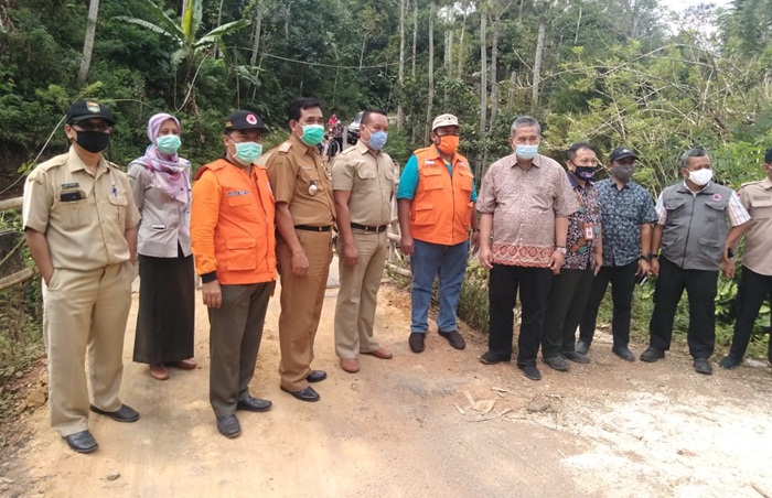 Direktur Perencanaan Rehabilitasi dan Rekonstruksi BNPB dan tim serta dinas terkait saat berada di Trenggalek. foto: HERMAN/ BANGSAONLINE