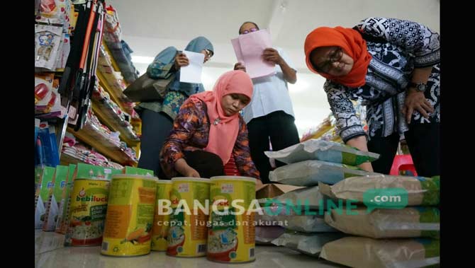 Petugas saat mengamankan dan menyegel Bebiluck di Jombang. foto: RONY S/ BANGSAONLINE