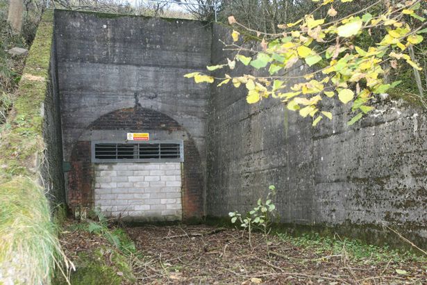 Pintu keluar terowongan yang sudah ditembok. foto: mirror.co.uk