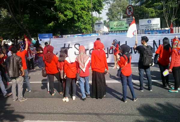 Aksi pemanasan mahasiswa dalam memperingati hari anti narkoba internasional pada akhir Juni mendatang. (foto: shoim/BANGSAONLINE)
