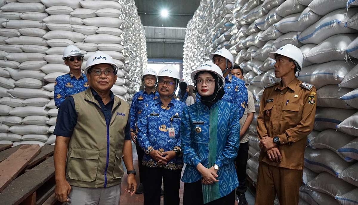 Wali Kota Kediri dan jajaran bersama Pimpinan Perum Bulog Cabang Kediri (kiri depan) saat mengecek Gudang Bulog. Foto: Ist