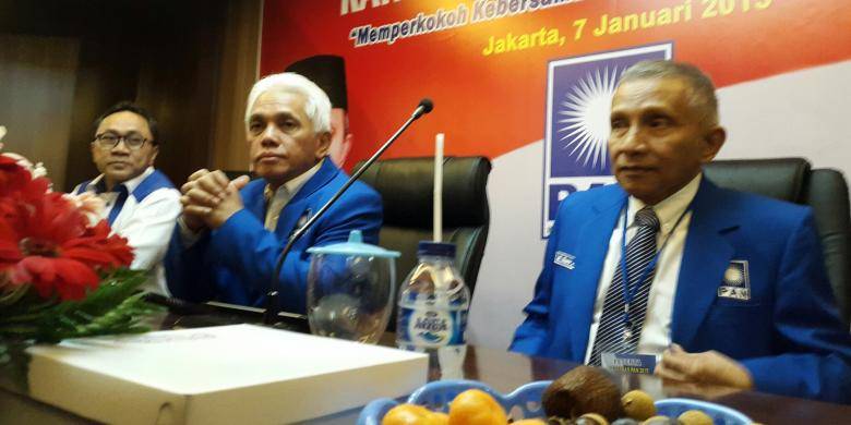 Ketua DPP Partai Amanat Nasional, Zulkifli Hasan (kiri), Ketua Umum PAN Hatta Rajasa (tengah), dan Ketua Majelis Pertimbangan Pusat PAN, Amien Rais (kanan), dalam rapat kerja nasional (rakernas) di kantor DPP PAN, Jalan TB Simatupang No.88, Jakarta Selatan, Rabu (7/1/2015)/Kompas