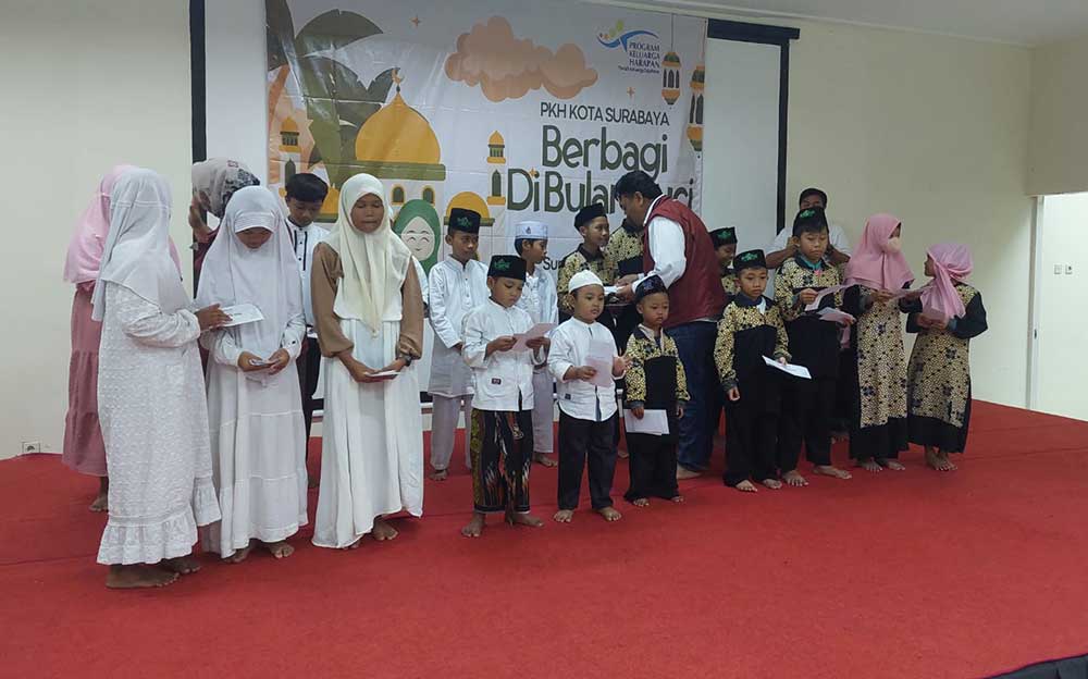 Koordinator PKH Kota Surabaya II, Rezky Rahardjo, saat menyerahkan santunan kepada anak-anak yatim dari Yayasan Al Ichlas.