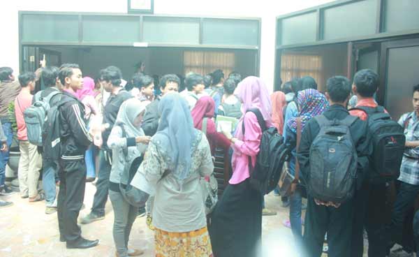 Para mahasiwa saat mendatangi kantor yayasan PPLP-PT PGRI Tuban. (foto: BANGSAONLINE)