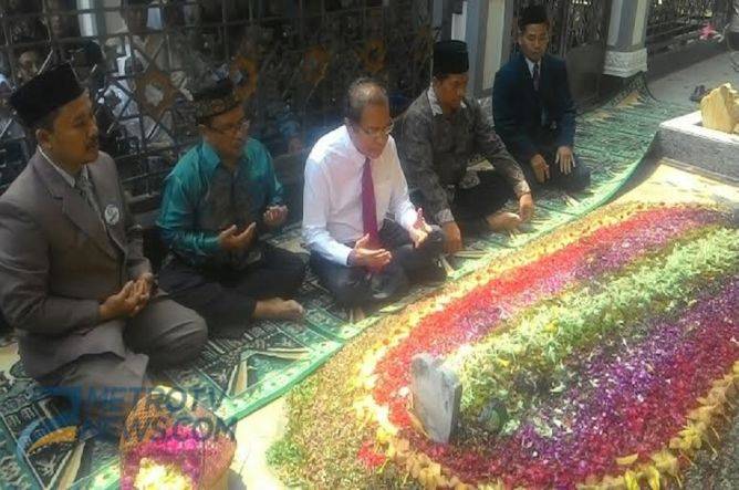 Rizal Ramli saat ziarah makam Gus Dur. Foto: metronews.com 