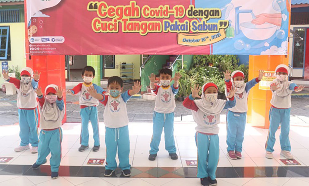 Siswa KB-TK Al Muslim mengikuti acara peringatan Hari Cuci Tangan Sedunia, Jumat (15/10/2021). foto: istimewa