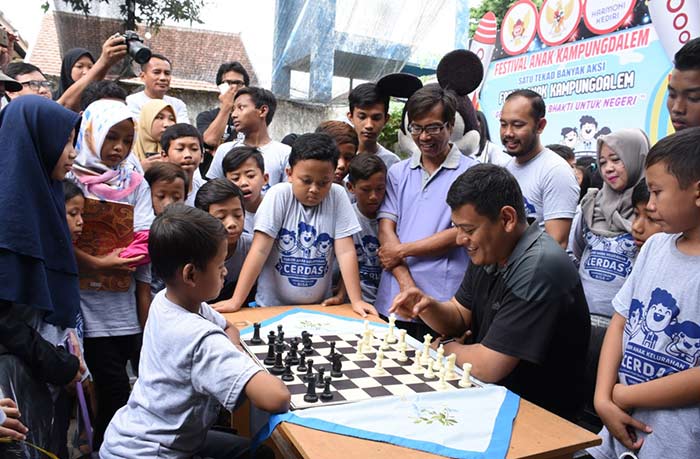 Wali Kota Kediri Abdullah Abu Bakar ajak anak bermain catur.