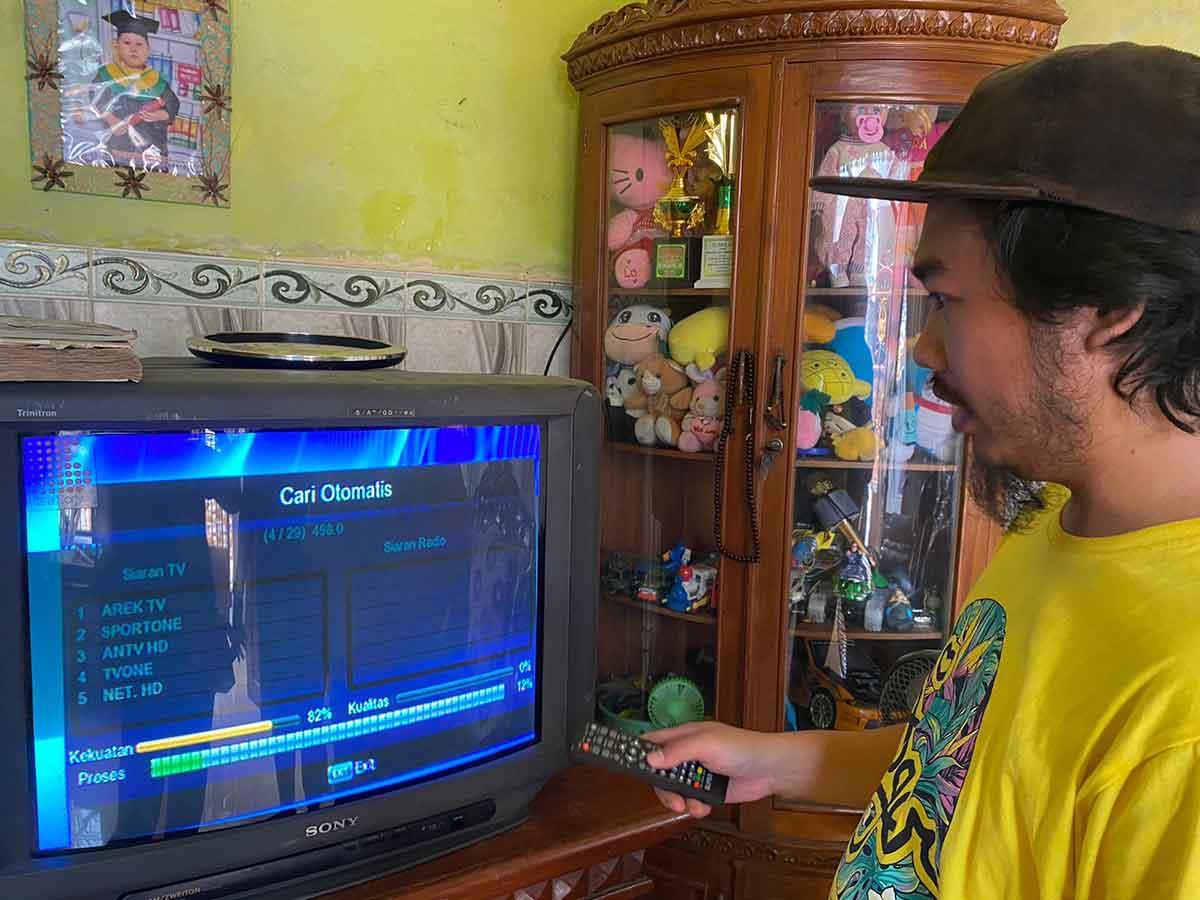 Salah satu warga yang sedang melakukan scan ulang untuk beralih ke siaran digital.