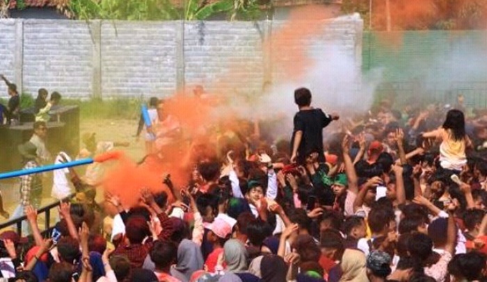 Hiburan colour run yang digelar di lapangan Kedung Dalem, Kecamatan Dringu, Kabupaten Probolinggo berujung kisruh.