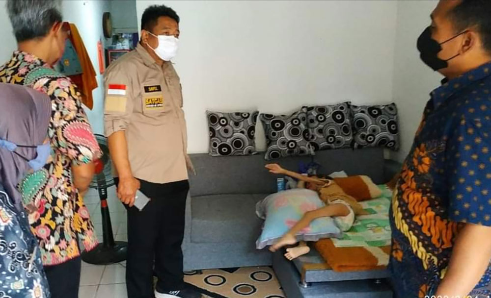 Ketua Komisi IV DPRD Kabupaten Malang Saiful Efendi (dua dari kiri) saat melihat langsung kondisi Azkara Atika. 