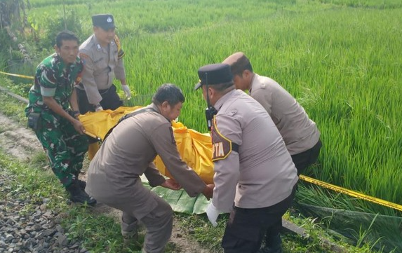 Petugas saat mengevakuasi jasad korban