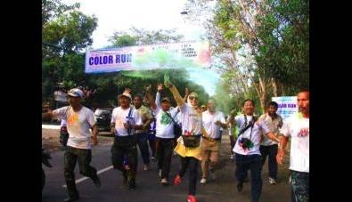 Bupati Tantri melempar serbuk warna-warni. Foto: andi sirajudin/BANGSAONLINE