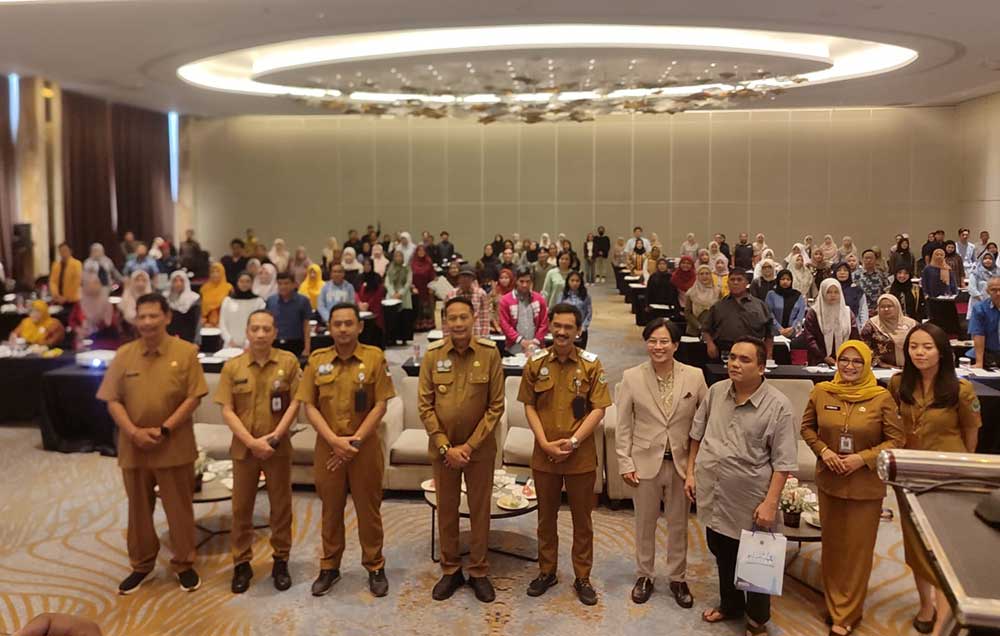 Peserta pelatihan foto bersama Wali Kota Malang Wahyu Hidayat, Kepala Diskominfo Muhammad Nur Widianto, dan para narasumber.