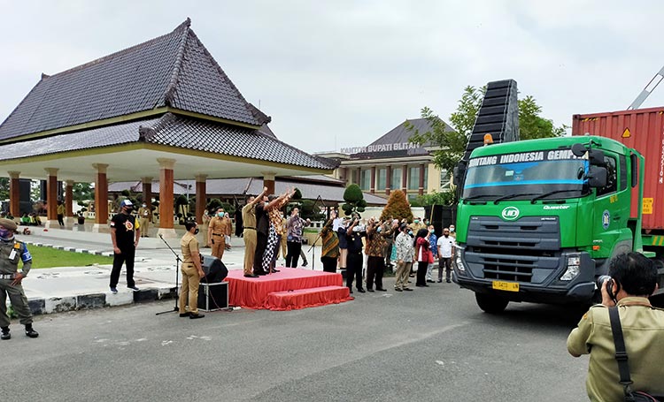 Dua kontainer kendang saat diberangkatkan Penjabat Sementara (Pjs) Bupati Blitar Budi Santoso dari Halaman Kantor Pemkab Blitar di Kanigoro, Selasa (20/10/2020). (foto: ist)