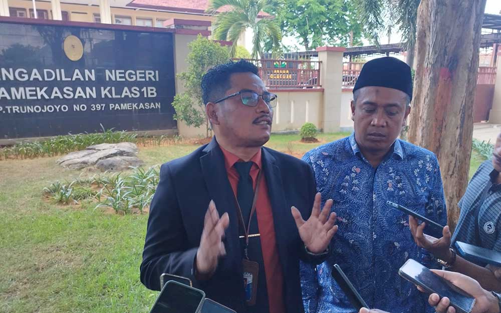 Suhairi, kuasa hukum terdakwa saat memberikan keterangan usai mengikuti sidang di Pengadilan Negeri Pamekasan.