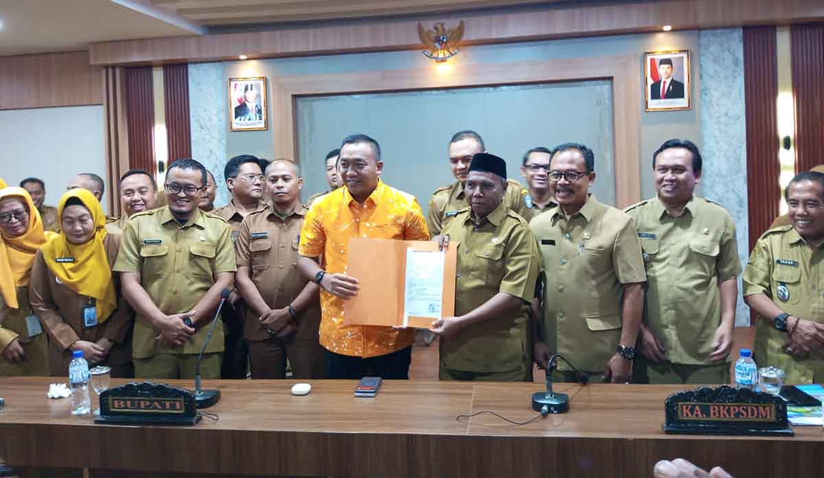 Foto bersama usai pembekalan Camat dan penunjukan Pj Sekda oleh Bupati Situbondo.