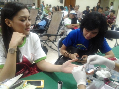 

Vicky Shu saat tes darah untuk persiapan donor darah. Foto:nisa/BANGSAONLINE