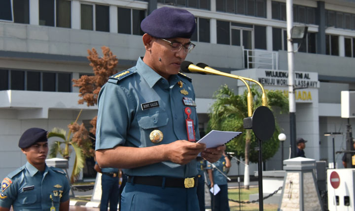 Asrena Pangkoarmada II Kolonel Laut (P) Rony Saleh membacakan amanat tertulis Menpora RI Dr. H. Zainudin Amali, S.E., M.Si.