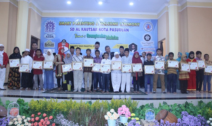 Plt. Wali Kota Pasuruan saat menghadiri launching 1.000 buku karya tulis siswa SD Al Kautsar Kota Pasuruan, Minggu (26/1).