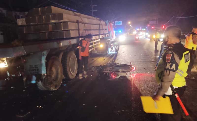 Polisi melakukan olah TKP. Tampak kendaraan korban sebelum dievakuasi.