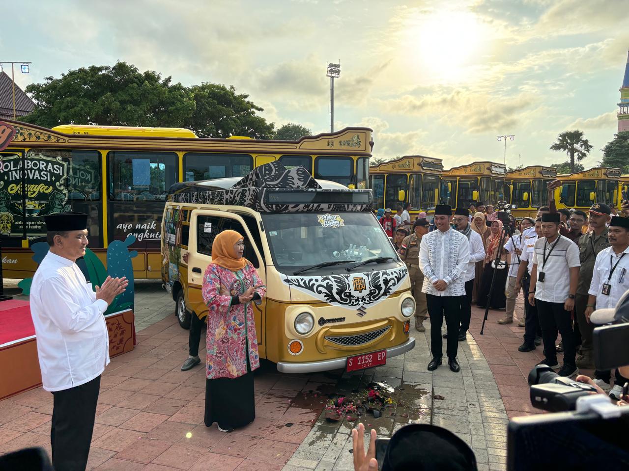 Gubernur Jatim bersama Bupati Lindra saat melaunching Bus Si Mas Ganteng generasi kedua di Alun-alun Tuban pada bulan Ramadan lalu.
