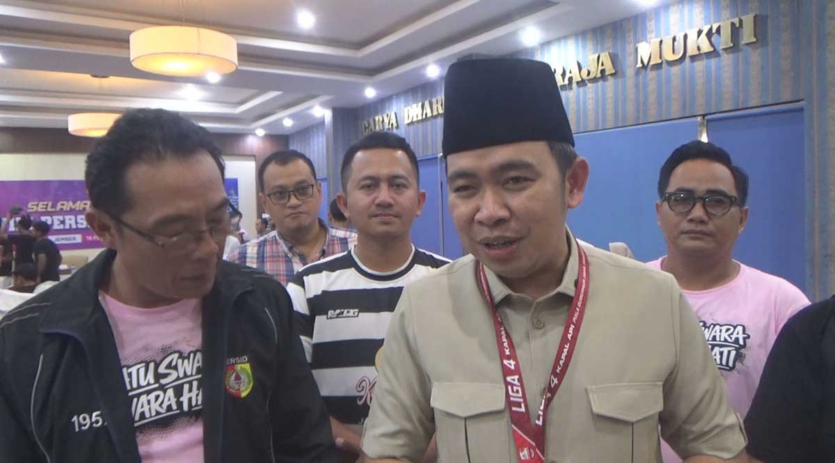 Bupati Jember saat memberi keterangan ke awak media.