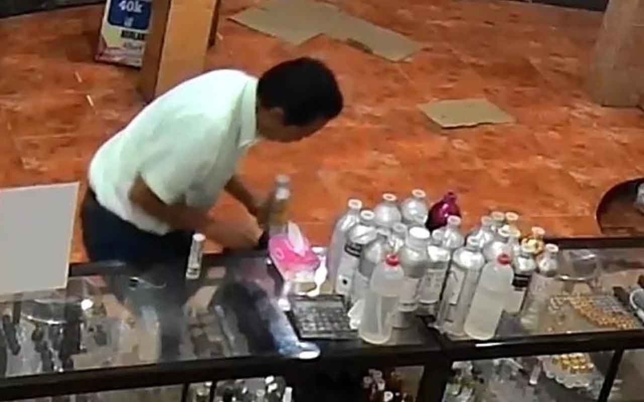Aksi pencurian botol parfum di Jalan Ki Hajar Dewantara, Kota Pasuruan. Foto: Tangkapan layar.