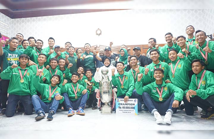 Wali Kota Risma foto bersama Tim U-17 berikut Presiden Persebaya Azrul Ananda.
