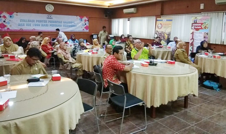 Sebanyak 21 kepala bidang yang menangani Bina Keluarga Balita (BKB) di masing-masing kabupaten/kota sedang mengikuti kegiatan evaluasi. foto: YUDI A/ BANGSAONLINE