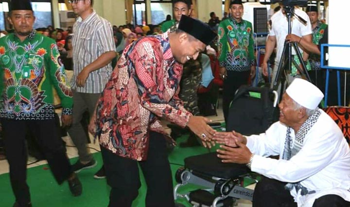 Wakil Bupati Achmad Fauzi menyalami salah satu tama pada pembukaan RAT Paripurna XVI dan Expo Produk Unggulan Anggota BMT NU Jawa Timur di Gedung Graha Adi Poday, Sabtu (15/02).