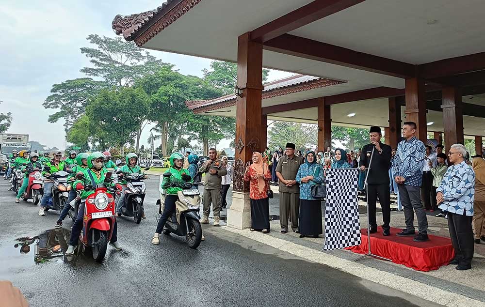 Wakil Bupati Blitar, Beky Herdihansah, saat melepas secara simbolis distribusi bantuan ikan nila sebanyak 1,5 ton. 