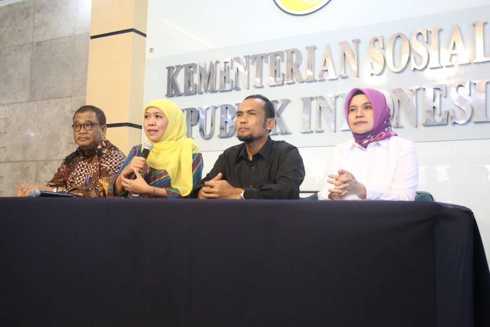 Khofifah (dua dari kiri) saat jumpa pers terkait penyalahgunaan donasi yang dilakukan oleh Cak Budi.