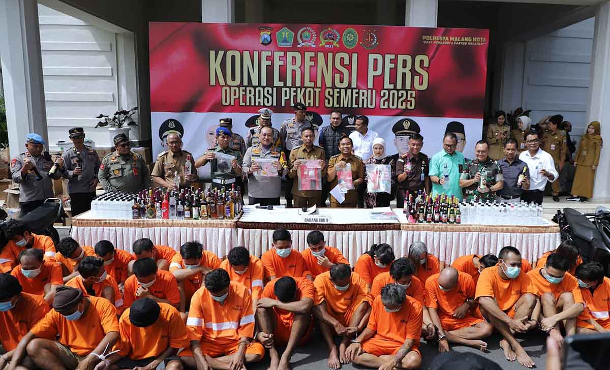 Konferensi pers Operasi Pekat Semeru 2025 di Mapolresta Malang Kota.