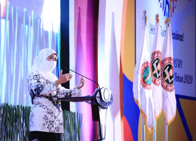Gubernur Jawa Timur Khofifah Indar Parawansa memberi sambutan dalam acara Peringatan Hari Guru di Islamic Center, Senin (23/11). foto: ist/ bangsaonline.com