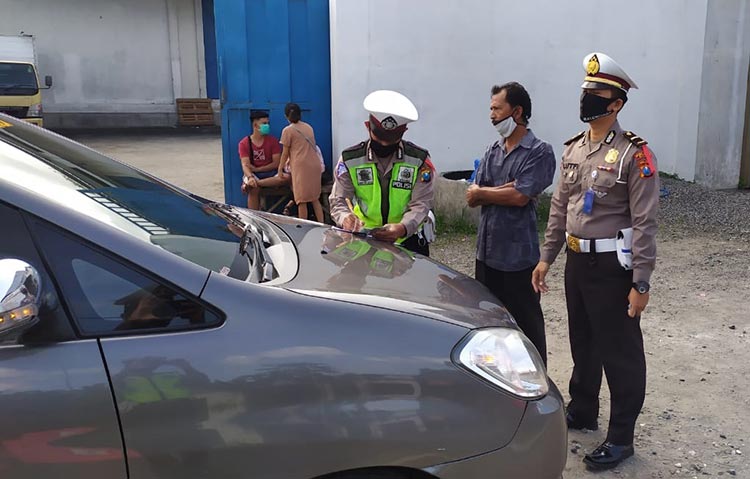 Mobil travel saat diberhentikan petugas saat melintas di Jalan Raya Jimbe, Kecamatan Kademangan, Kabupaten Blitar, Kamis (14/5/2020).