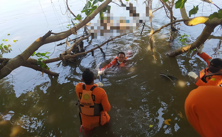 Proses evakuasi korban. (foto: ist)