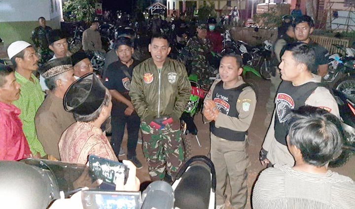 Bupati Lumajang, Thoriqul Haq (tengah) bersama Dandim dan Kapolres melakukan pemantauan di kawasan Lumajang utara.