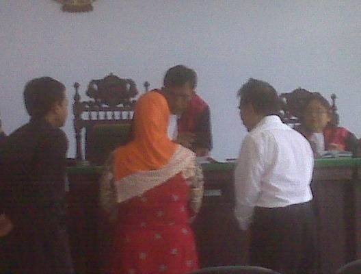 ?

Saksi korban Islamiyah dan terdakwa Ir Sindu Sudibyo Sutandyo (kanan), dalam persidangan, kemarin. Foto:agus/BANGSAONLINE