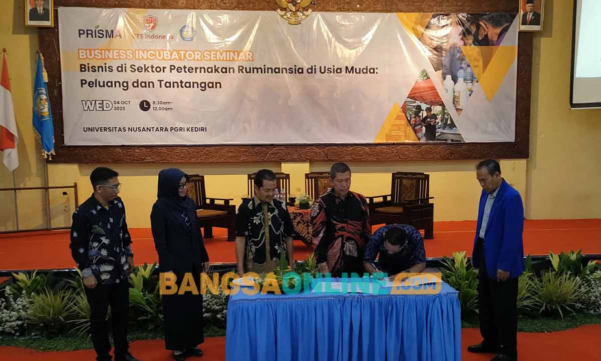 Ketua Prodi Peternakan Universitas Nusantara PGRI Kediri, Sapta Andaruisworo, saat melakukan penandatangan MoU. Foto: MUJI HARJITA/BANGSAONLINE
