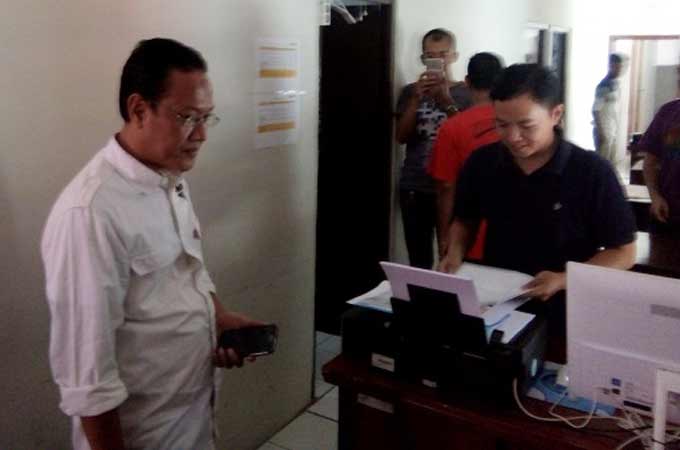 Muslih ketika lapor ke Panwas di Lamongan.
