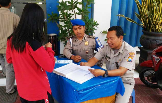 Salah satu anggota personil Propam saat mengawasi pelayanan SIM di kantor Samsat.