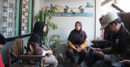 Camelia, adik Abdul Hakim Munabari saat ditemui wartawan dirumahnya. (Robert/BANGSAONLINE)