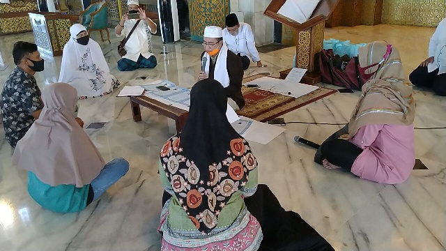 Proses ikrar dua kalimat syahadat lima mualaf milenial yang dibimbing KH Ahmad Nasikh Hidayat di Masjid Nasional Al-Akbar Surabaya sehabis salat Jumat (17/7/2020). foto: MMA/ bangsaonline.com
