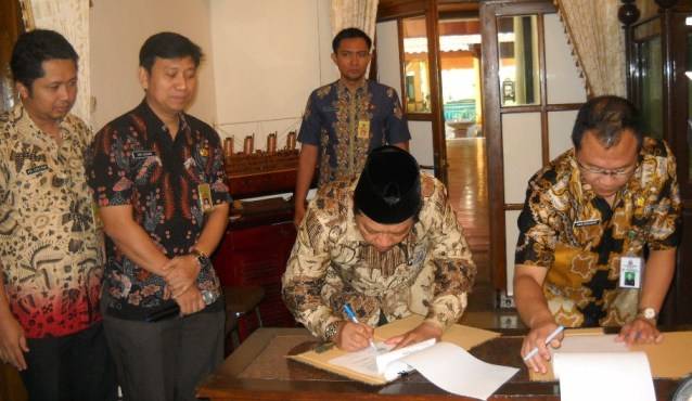 TEKEN MoU - Bupati Sidoarjo H Saiful Ilah (kiri) dan Kepala Kejari Sidoarjo Agus Budijanto (kanan) meneken kerjasama bidang pendampingan masalah hukum perdata dan TUN disaksikan Kabag Hukum Pemkab Sidoarjo Heri Susanto dan Kabag Kerjasama Pemkab Sidoarjo Ari Suryono (paling kiri), di Pendapa Delta Wibawa Sidoarjo, Jum